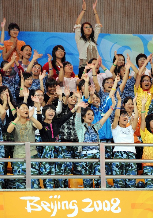 费德勒迎来三赛季出色发挥，法国队观众热烈欢呼！