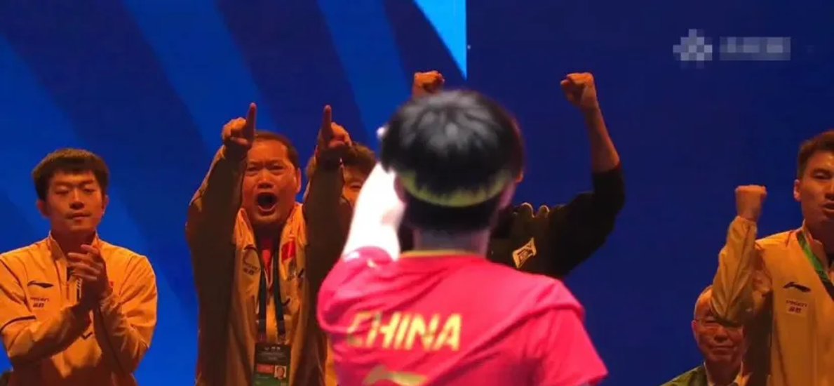 Uzi重返赛场，战术调整首场状态出色，利物浦观众沸腾！观众掌声雷动的简单介绍