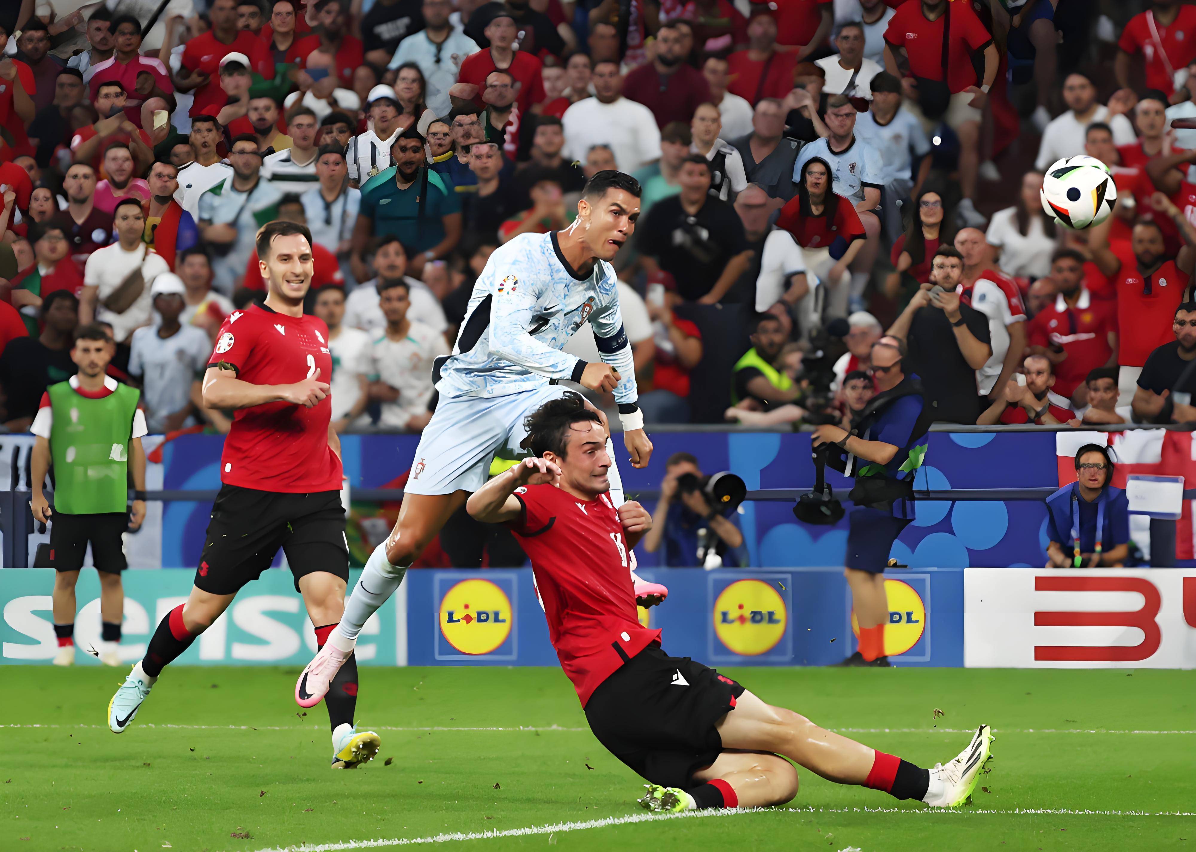 关于C罗在澳大利亚队比赛中惊险取胜，精彩发挥引发热议！的信息