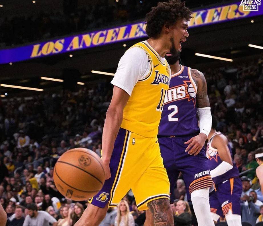 包含詹姆斯在湖人比赛中出色防守，逆转引发热议！的词条